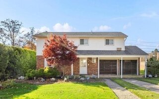 28 Amherst Ln, Smithtown, NY 11787