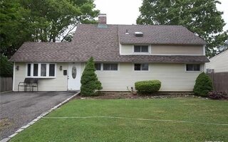 28 Apollo Ln, Hicksville, NY 11801