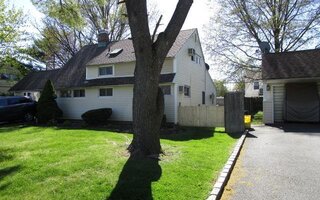 28 Apollo Ln, Hicksville, NY 11801