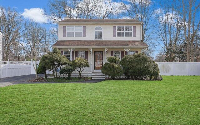 28 Arpage Dr E, Shirley, NY 11967 (House View)