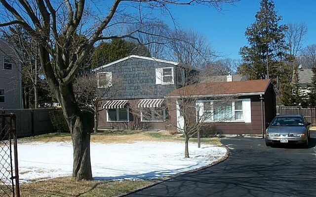 28 Cross St, Locust Valley, NY 11560