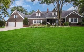 28 Eckernkamp Dr, Smithtown, NY 11787