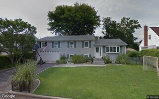 28 Knoll St, Lindenhurst, NY 11757