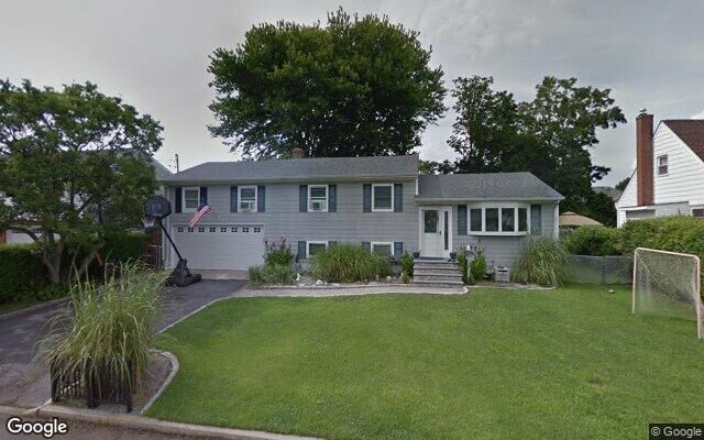 28 Knoll St, Lindenhurst, NY 11757