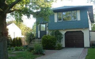 28 Minerva Ln, Centereach, NY 11720