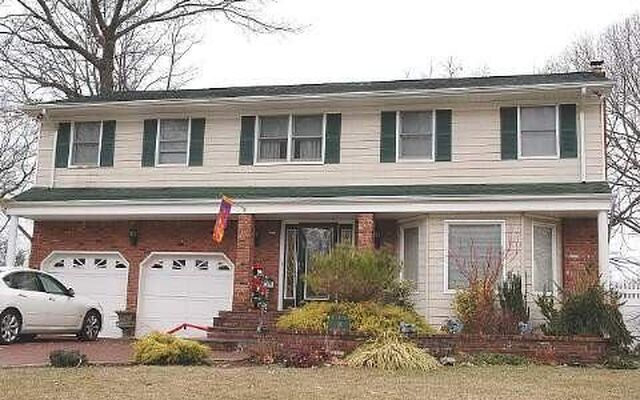 28 Suburban Ln, Nesconset, NY 11767