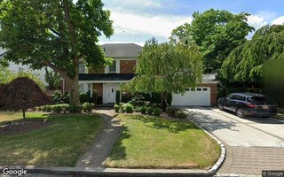 28 Wedgewood Ln, Lawrence, NY 11559