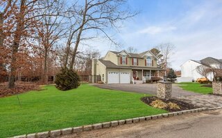 28 Williamsburg Way, Yaphank, NY 11980