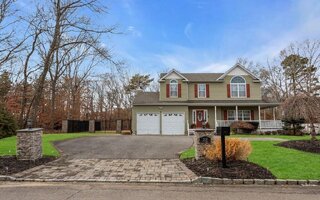 28 Williamsburg Way, Yaphank, NY 11980