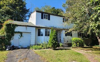 2816 Rhode Island Ave, Medford, NY 11763