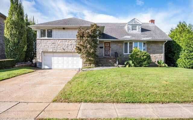 2840 Lindenmere Dr, Merrick, NY 11566 (House View)