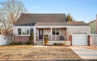 286 Heathcote Rd, Lindenhurst, NY 11757