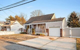 286 Heathcote Rd, Lindenhurst, NY 11757