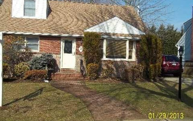 29 Bernard St, Farmingdale, NY 11735