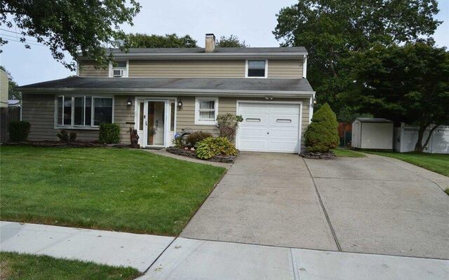 29 Fairlane Dr, Selden, NY 11784