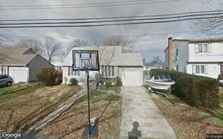 290 33rd St, Lindenhurst, NY 11757
