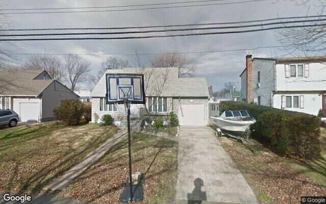290 33rd St, Lindenhurst, NY 11757