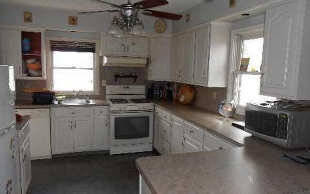 295 36th St, Lindenhurst, NY 11757