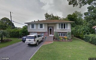 295 S 9th St, Lindenhurst, NY 11757