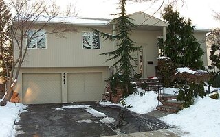 2986 Holiday Park Dr, Merrick, NY 11566