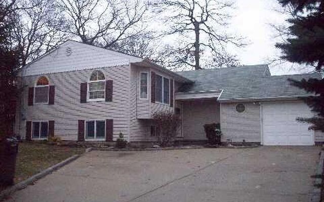 3 Allegheny Dr W, Farmingville, NY 11738