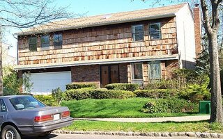 3 Carriage Rd, Great Neck, NY 11024
