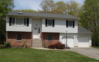 3 Eagle Dr, Ridge, NY 11961