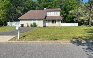 3 Felway Dr, Coram, NY 11727