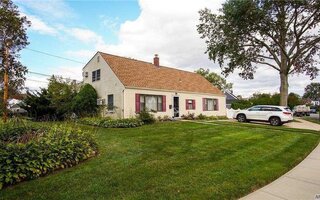 3 Hollyhock Rd, Levittown, NY 11756
