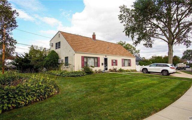 3 Hollyhock Rd, Levittown, NY 11756