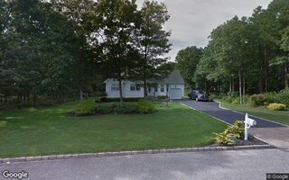 3 Horseshoe Ln, Center Moriches, NY 11934
