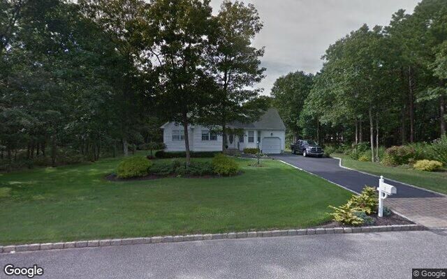 3 Horseshoe Ln, Center Moriches, NY 11934