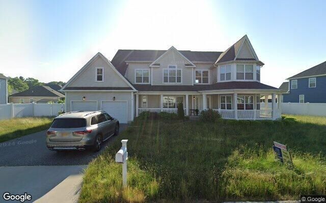 3 Jasmine Dr, Ridge, NY 11961