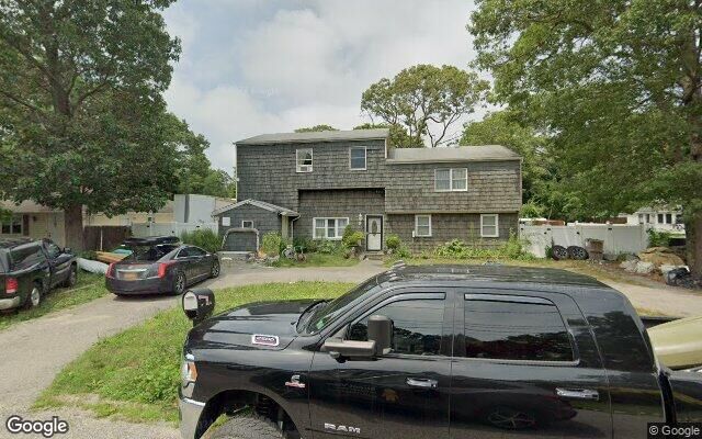 3 Lee Pl, Mastic, NY 11950