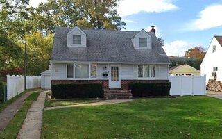 3 Northcote Cres, Westbury, NY 11590