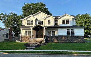 3 Point Of Woods Rd, Old Bethpage, NY 11804