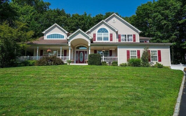 3 Ranger Ln, Port Jefferson, NY 11777