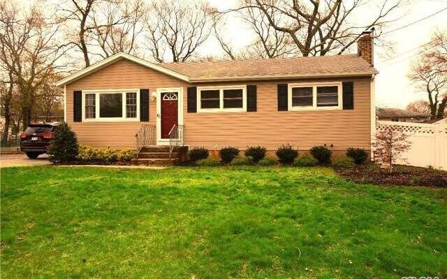 3 Squires Ave, Port Jefferson Station, NY 11776