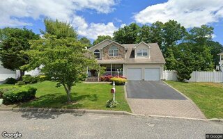 3 Supreme Ct, Smithtown, NY 11787