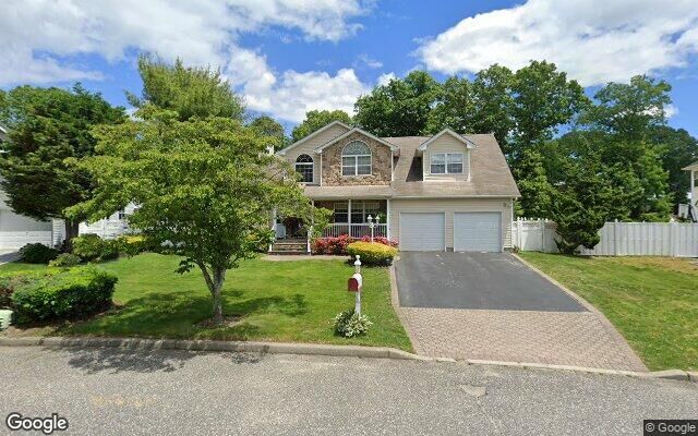 3 Supreme Ct, Smithtown, NY 11787