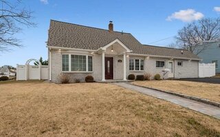 3 Tanners Ln, Levittown, NY 11756