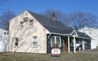3 Tanners Ln, Levittown, NY 11756