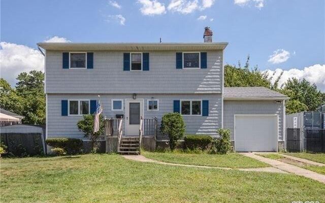 3 Vernon Ln, Centereach, NY 11720