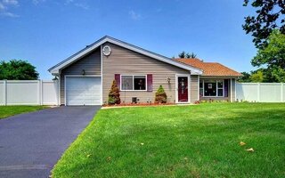 30 Groton Ln, Coram, NY 11727
