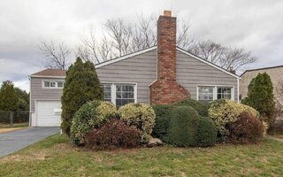 30 Jay St, Hicksville, NY 11801