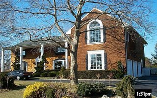 30 Thixton Dr, Hewlett, NY 11557