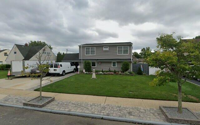 30 Twin Ln N, Wantagh, NY 11793