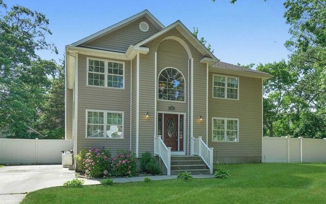 30 Vernon Ave, Mastic, NY 11950