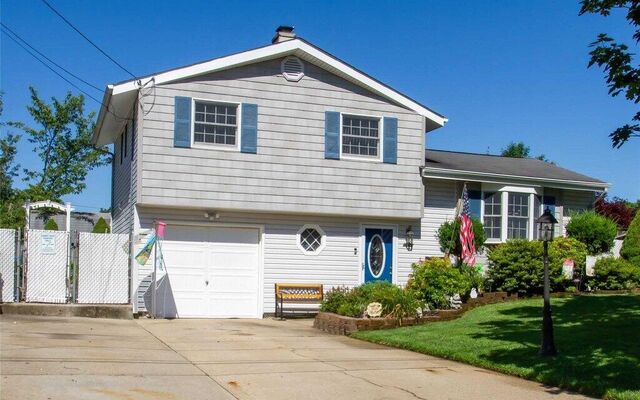 3002 Newport Ave, Medford, NY 11763