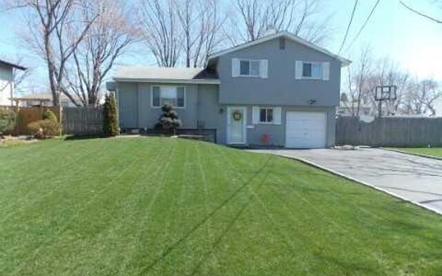 3015 Newport Ave, Medford, NY 11763